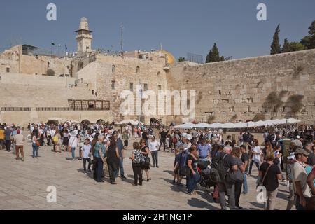 Westliche Mauer, Jerusalem, Israel - 23. Oktober 2017: Viele Menschen versammelten sich, um vor der Mauer zu feiern und zu beten. Stockfoto