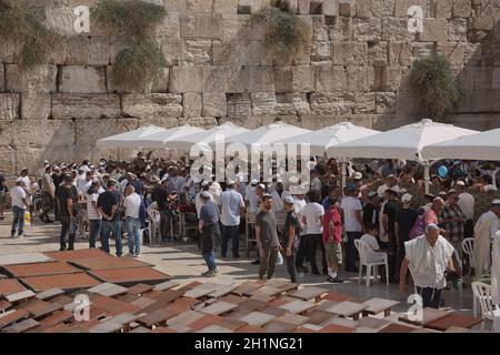 Westliche Mauer, Jerusalem, Israel - 23. Oktober 2017: Viele Menschen versammelten sich, um vor der Mauer zu feiern und zu beten. Stockfoto