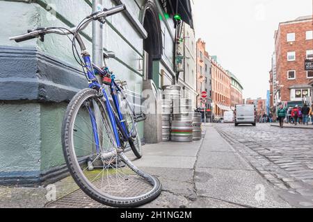 Dublin, Irland - 16. Februar 2019: An einem Wintertag wird ein Vandalismus-Fahrrad im Stadtzentrum festgebunden Stockfoto