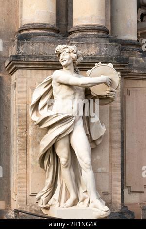 Dresden, Deutschland - 23. September 2020 : Barockschloss Zwinger aus dem 18. Jahrhundert, Skulptur am Eingang Stockfoto