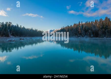 Luftaufnahme der Winterlandschaft von See und Wald in Kanas, bei Sonnenaufgang. Stockfoto