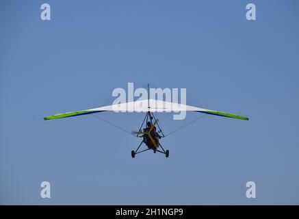 Trike fliegen in den Himmel mit zwei Personen. Extreme Unterhaltung Reisende. Stockfoto