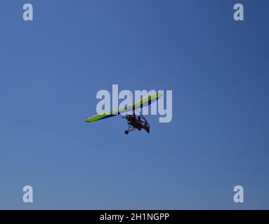 Trike fliegen in den Himmel mit zwei Personen. Extreme Unterhaltung Reisende. Stockfoto