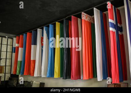 Sztutowo, Polen - 5. September 2020: Nationalflaggen von Häftlingen im ehemaligen Konzentrationslager Nazi-Deutschland, Stutthof, Polen Stockfoto