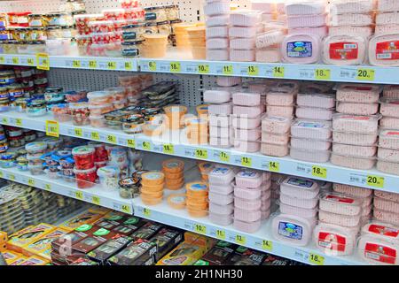 Die Vielfalt des Lachskaviars mit verschiedenen Zusatzstoffen wird in den Regalen des Supermarkts verkauft. Lachskaviar im Laden. Kaviarpaste auf die Regale des Lebensmittelladens. Cann Stockfoto