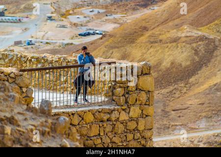 JUDÄA, ISRAEL, DEZEMBER - 2019 - Junge Frau, die Fotos im Fort des Masada-Nationalparks macht, Judäa, Israel Stockfoto