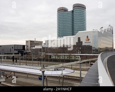 Rabobank Hauptsitz in Dichterlaan, Central Bus Station und Highline Railway Crossing - Utrecht Stockfoto
