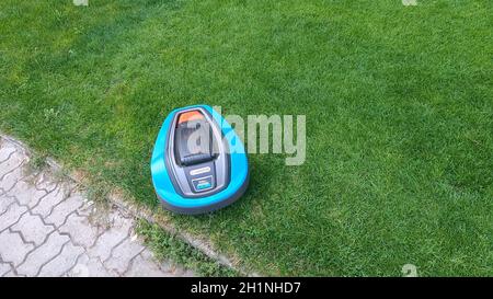 Kiew, Ukraine - 24. August 2020: Mähroboter Gardena auf Gras in der Seitenansicht Stockfoto