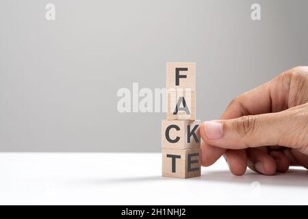 Fakt oder gefälschtes Konzept Stockfoto
