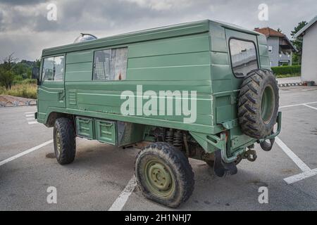 Zaton, Kroatien, Juni 2019 Ungerade Fahrzeug, wahrscheinlich maßgeschneiderte Militär Volvo 4x4 van aus den 70er Jahren, verrostet, mit Platten Reifen gefahren. Rückansicht Stockfoto