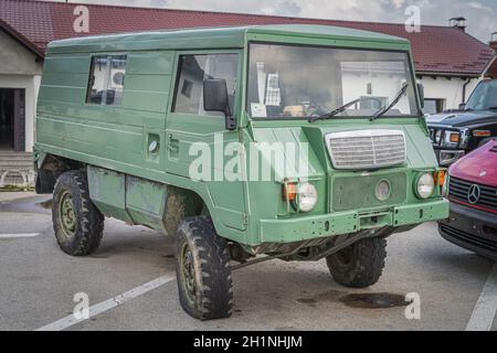 Zaton, Kroatien, Juni 2019 Ungerade Fahrzeug, wahrscheinlich maßgeschneiderte Militär Volvo 4x4 van aus den 70er Jahren, verrostet, mit Platten Reifen gefahren. Vorderansicht Stockfoto