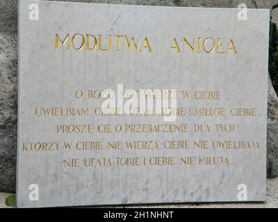 Eingravierte Schrift des AGEL-Gebets auf einer Marmortafel. Text in polnischer Sprache mit Goldgravur Stockfoto
