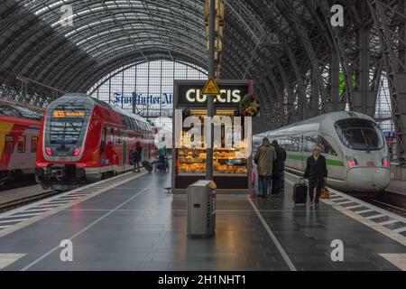 Züge und nicht identifizierte Passagiere im Hauptbahnhof Frankfurt am Main Stockfoto