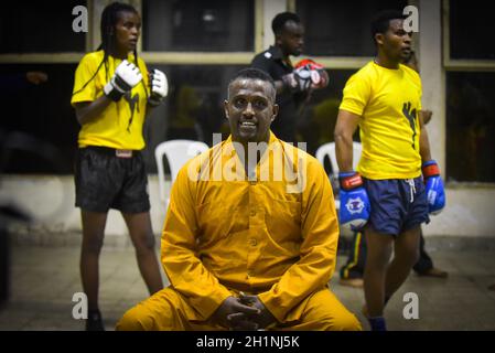 Addis Abeba. September 2021. Das Foto vom 29. September 2021 zeigt Meister Dawit Terefe (vorne), der als Trainer im Dave Dan Wushu und im Kickboxing Training Center in Addis Abeba, Äthiopien, arbeitet. ZUM ARTIKEL „Feature: Chinesische Kampfkunst blüht in Äthiopien auf“ Credit: Michael Tewelde/Xinhua/Alamy Live News Stockfoto