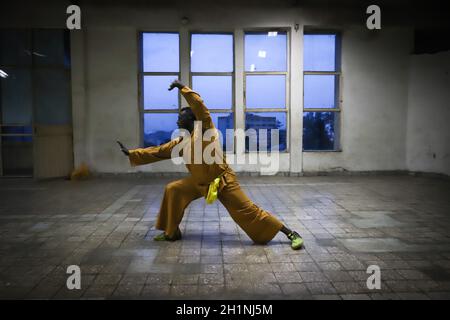 Addis Abeba, Äthiopien. September 2021. Meister Dawit Terefe, der als Trainer im Trainingszentrum arbeitet, praktiziert chinesische Kampfkunst im Dave Dan Wushu und im Kickboxing Training Center in Addis Abeba, Äthiopien, 29. September 2021. ZUM ARTIKEL „Feature: Chinesische Kampfkunst blüht in Äthiopien auf“ Credit: Michael Tewelde/Xinhua/Alamy Live News Stockfoto