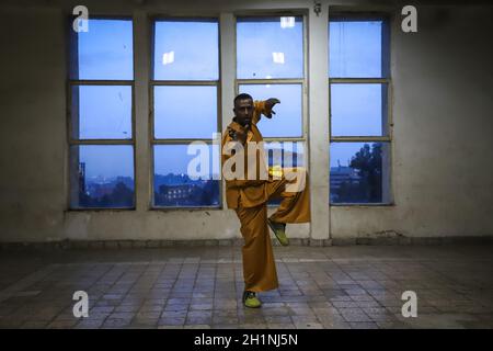 Addis Abeba, Äthiopien. September 2021. Meister Dawit Terefe, der als Trainer im Trainingszentrum arbeitet, praktiziert chinesische Kampfkunst im Dave Dan Wushu und im Kickboxing Training Center in Addis Abeba, Äthiopien, 29. September 2021. ZUM ARTIKEL „Feature: Chinesische Kampfkunst blüht in Äthiopien auf“ Credit: Michael Tewelde/Xinhua/Alamy Live News Stockfoto