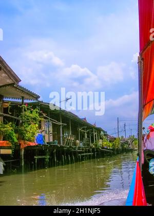 Hölzerne Slums auf Stelzen am Ufer des Chao Praya River in Bangkok, Thailand Stockfoto