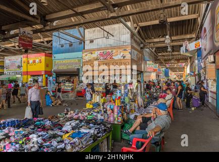 Anbieter verkaufen verschiedene Arten von Produkten auf dem Zentralmarkt La Vega in Santiago, Chile Stockfoto