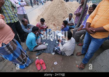 Männer, die in einem Dorf in Kumrokhali, Westbengalen, Indien Karten spielen Stockfoto