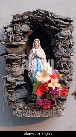 Statue unserer Lieben Frau von Lourdes in Shishu Bhavan, einem der Häuser, die von Mutter Teresa errichtet wurden und von den Missionaren der Nächstenliebe in Kolkata, Indianapolis, geleitet werden Stockfoto