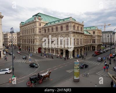 Wiener Staatsoper mit Fiaker und Litfaßsäule von der Albertina aus gesehen Stockfoto