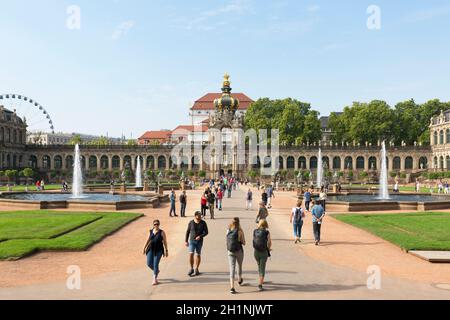 Dresden, Deutschland - 23. September 2020 : Menschen im Innenhof des barocken Zwinger-Schlosses aus dem 18. Jahrhundert Stockfoto