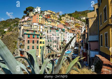 Riomaggiore, Italien - 6. September 2011: Riomaggiore - eine der Städte der Cinque Terre in Italien Stockfoto