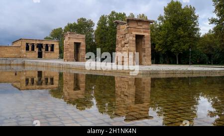 Tempel von Debod Reflexion während des Tages, Madrid, Spanien Stockfoto