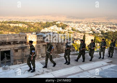 Am frühen Morgen verließen die Präsidentengarden die Akropolis in Athen, Griechenland, nachdem sie die griechische Flagge gehisst hatten Stockfoto