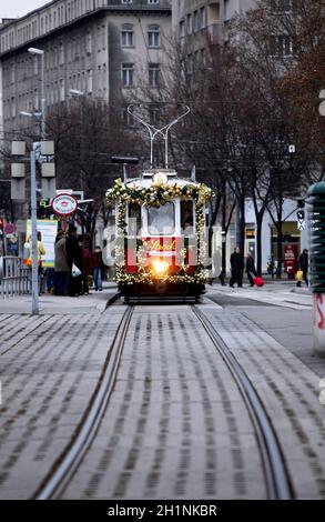 Speziell dekorierte Weihnachts-Straßenbahnfahrt durch die Straßen von Wien zur Freude der Kinder Stockfoto