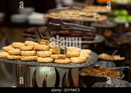 Buffettisch mit verschiedenen Keksen, Torten und Kuchen. Stockfoto