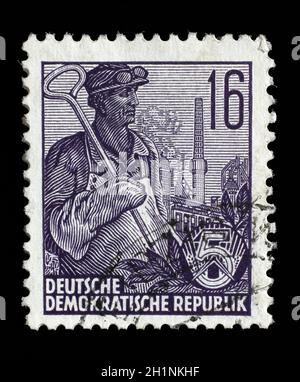 Briefmarke gedruckt in der DDR, zeigt eine Arbeitskraft, Serie fünf-Jahres-Plan, ca. 1955 Stockfoto