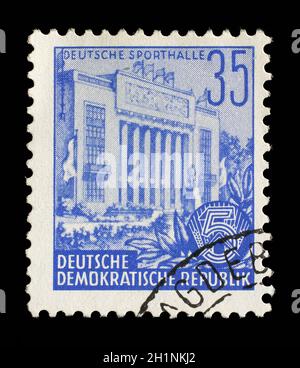 Briefmarke gedruckt in der DDR, zeigt Sporthalle, Serie fünf-Jahres-Plan, ca. 1953 Stockfoto