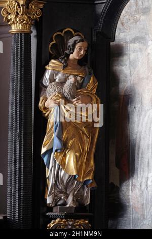 Die heilige Agnes von Rom, Statue auf dem Altar der heiligen Apollonia in der Kirche der heiligen Katharina von Alexandrien in Zagreb, Kroatien Stockfoto