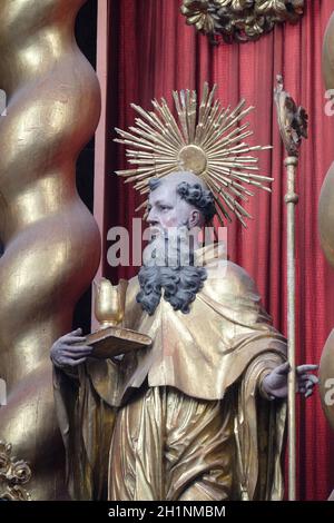 Statue des heiligen Benedikt auf dem Hauptaltar im Zisterzienserkloster Bronnbach in Reicholzheim bei Wertheim Stockfoto