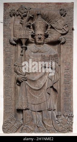 Eine Gedenktafel auf dem Portal der Kathedrale Santa Maria Assunta i San Cassiano in Brixen, Italien Stockfoto