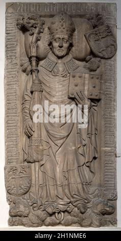 Eine Gedenktafel auf dem Portal der Kathedrale Santa Maria Assunta i San Cassiano in Brixen, Italien Stockfoto