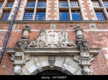 Das große Wappen der Stadt Danzig. Es befindet sich auf dem großen Arsenal, Danzig, Pommern, Polen Stockfoto
