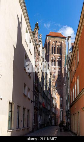 Danzig, Polen - 6. September 2020: Kaletnicza Straße in der Innenstadt (Altstadt) in Danzig Stockfoto