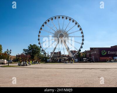 Danzig, Polen - 9. September 2020: Riesenrad auf der Kornkammer-Insel in Danzig, Polen Stockfoto