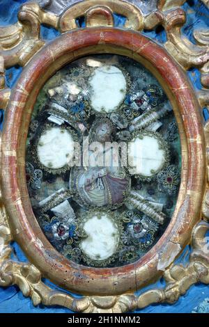 Reliquienschrein mit dem Bild der Passion Jesu auf dem Altar des heiligen Franz Xaver in der Franziskanerkirche der heiligen Katharina von Alexandria in Kra Stockfoto