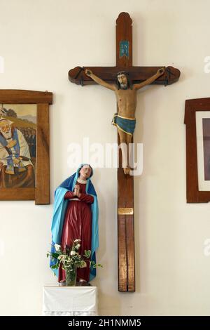 Jungfrau Maria unter dem Kreuz, Statue in der Pfarrkirche des Heiligen Erzengels Michael in Mihovljan, Kroatien Stockfoto