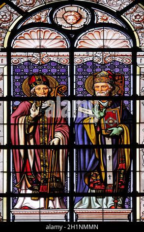 Saint Martin und Saint Ambrose, Glasfenster in der Hl. Augustinus Kirche in Paris, Frankreich Stockfoto