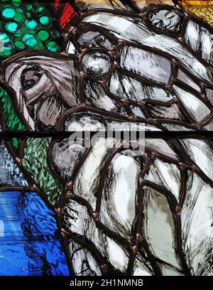 Gott trägt die Schuld der ganzen Menschheit, ergreift Sünder und rettet sie vor dem Tod, Detail des Glasfensters von Sieger Koder in der St.-John-Kirche Stockfoto