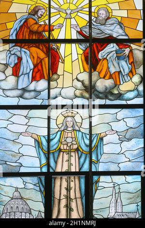 Marienkrönung, Glasfenster in der Kirche des heiligen Antonius von Padua und der Jungfrau Maria Königin der Märtyrer in Lasinja, Kroatien Stockfoto