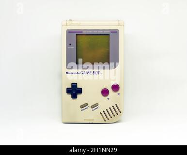 Rom, Italien, 23. Dezember 2020: Die tragbare Gameboy Videospielkonsole von Nintendo isoliert auf weißem Hintergrund. Vintage Videospielkonsole aus Stockfoto