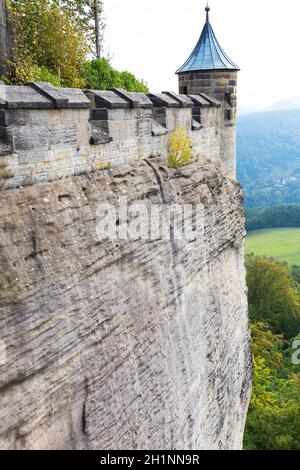 Mittelalterliche Festung Königstein, gelegen auf einem felsigen Hügel über der Elbe in der Sächsischen Schweiz, Königstein, Deutschland Stockfoto