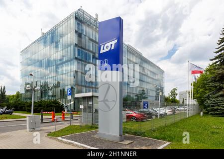 Warschau, Polen - 27. Mai 2019: LOT Polskie Linie Lotnicze Hauptsitz am Warschauer Warszawa Flughafen (WAW) in Polen. Stockfoto