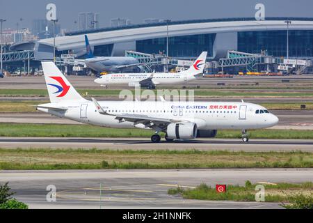 Guangzhou, China - 24. September 2019: China Eastern Airlines Airbus A320neo am Flughafen Guangzhou Baiyun (CAN) in China. Stockfoto