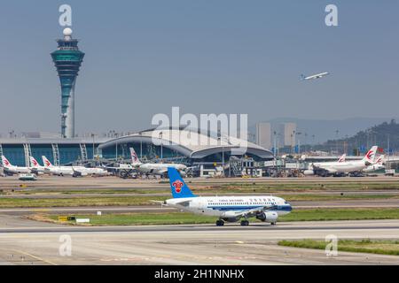 Guangzhou, China - 24. September 2019: Flugzeuge, Terminal und Turm am Flughafen Guangzhou Baiyun (CAN) in China. Stockfoto